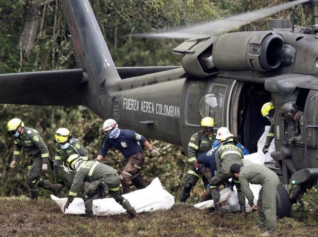 Một chiếc trực thăng của không quân Colombia đưa các thi thể nạn nhân ra khỏi hiện trường vụ tai nạn - Ảnh: Reuters