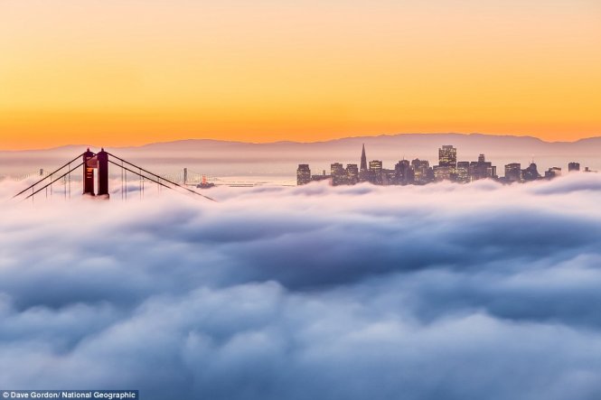Cầu Cổng Vàng ở San Francisco, California (Mỹ) trong sương sớm