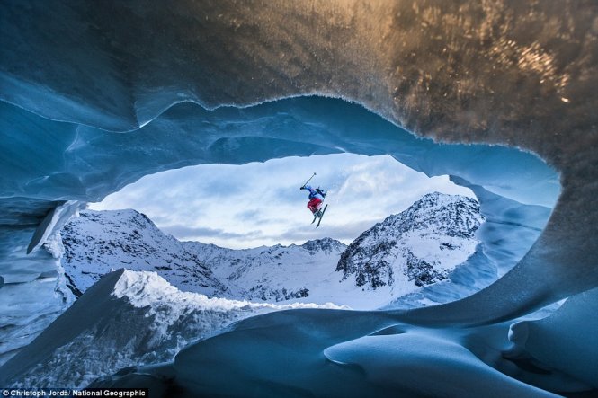 Một vận động viên thực hiện cú bay trên một hang băng cao gần 3.000m trên dãy Alps. Ảnh chụp ở Pitztal Galcier, Áo