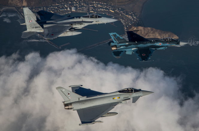 Tiêm kích Typhoon của Anh (bên dưới) trong cuộc tập trận chung với tiêm kích F-15 (trên, bên trái) và F-2 (trên, bên phải) của Nhật Bản hồi tháng 10 vừa qua - Ảnh: Không quân hoàng gia Anh