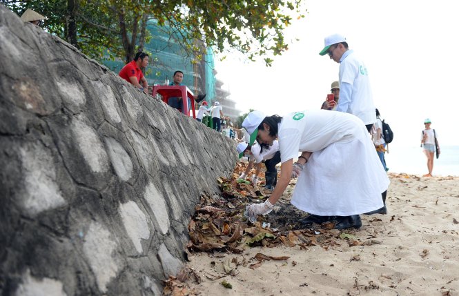Diễn viên Việt Trinh nhặt rác tại bãi biển Phú Quốc trong chương trình đồng hành cùng du lịch xanh - Ảnh: Hữu Khoa