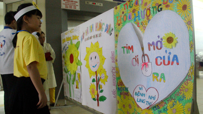 Một bức tranh hoa hướng dương lớn được đặt ngay trước lối ra vào của Trung tâm Nhi khoa – Bệnh viện Trung ương Huế - Ảnh: Nhật Linh