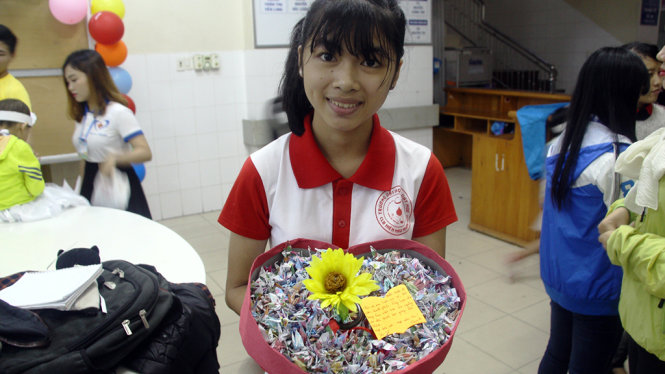 Bạn Trần Thị Thỏa (sinh viên trường Khoa Luật (ĐH Huế) đã tự tay gấp 1000 cánh hạc bằng giấy để gửi tặng các bệnh nhi ung thư - Ảnh: Nhật Linh