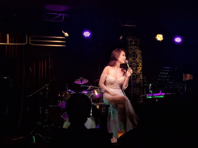 Ái Phương đã hát nhiều ca khúc gắn liền với tên tuổi của cô trong minishow tối 2-12 - Ảnh: M.T