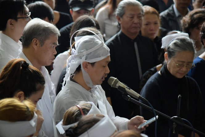 Anh Phan Hữu Duy - đọc điếu văn trong lễ tiễn đưa cha về nơi an nghỉ tại nghĩa trang TP.HCM tại huyện Củ Chi - Ảnh: HỮU THUẬN