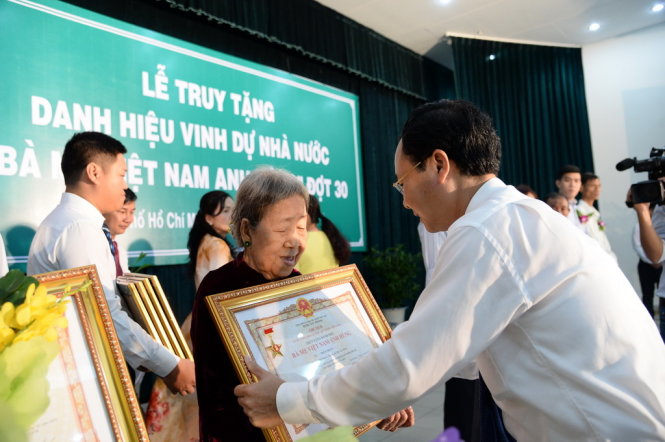 Ông Nguyễn Văn Hiếu, Chủ nhiệm Ủy ban kiểm tra Thành ủy TP HCM trao tặng danh hiệu 