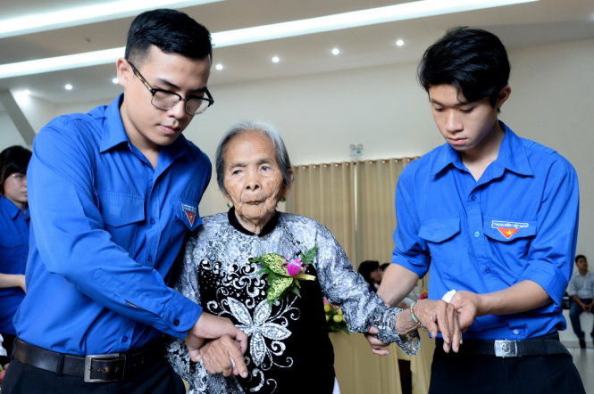 Người thân của các  bà Mẹ Việt Nam Anh Hùng tham dự buổi truy tặng danh hiệu vinh dự nhà nước 