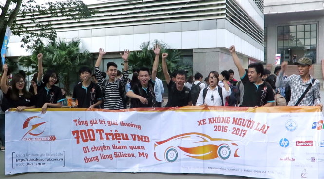 Sinh viên sẵn sàng tham gia đua xe không người lái - Ảnh: Ngọc Thạnh