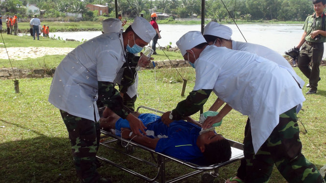 Ban Chỉ huy phòng chống thiên tai và tìm kiếm cứu hộ cứu nạn huy động diễn tập giúp người dân sơ tán và cứu người bị thương - Ảnh: TÂN PHẠM