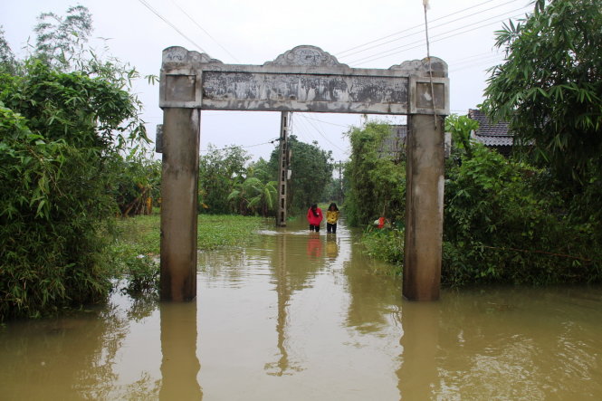 Nước lũ dâng cao khiến nhiều tuyến đường liên thôn tại tỉnh Thừa Thiên - Huế bị chia cắt - Ảnh: NHẬT LINH
