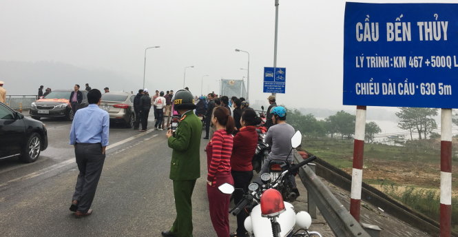 Người dân huyện Nghi Xuân cho rằng họ không đi mét đường nào BOT của Cienco 4 nhưng vẫn phải đóng phí là vô lý - Ảnh: DOÃN HÒA