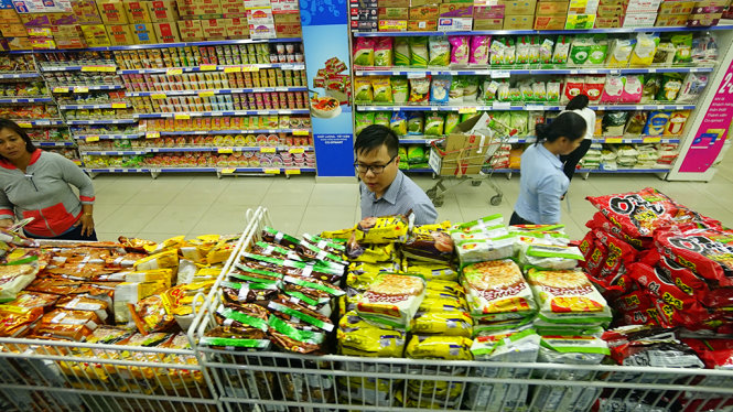 Nhiều doanh nghiệp đã chuẩn bị nguồn hàng dồi dào cho dịp tết. Trong ảnh: hàng hóa được chất đầy tại một siêu thị ở TP.HCM - Ảnh: Quang Định