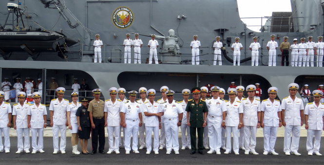 Sĩ quan, chiến sĩ hải quân hai nước chụp hình lưu niệm bên tàu chiến BRP Ramon Alcaraz vừa cập cảng - Ảnh: ĐAN NGUYỄN