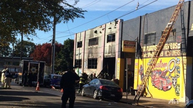 Tòa nhà hai tầng cháy trụi nội thất bên trong và kết cấu trở nên không chắc chắn sau vụ hỏa hoạn - Ảnh: AFP