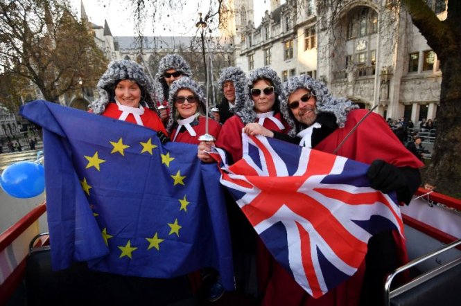Những người ủng hộ việc nước Anh ở lại EU tụ tập bên ngoài tòa nhà của Tòa án Tối cao ở London ngày 5-12-2016 - Ảnh: AFP