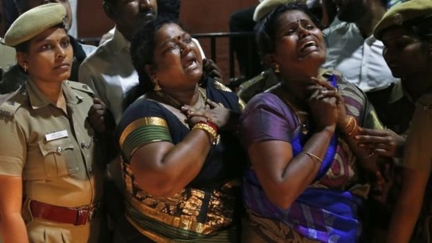 Hàng ngàn người ủng hộ bà Jayalalitha khóc thương bà bên ngoài bệnh viện Apollo - Ảnh: AP