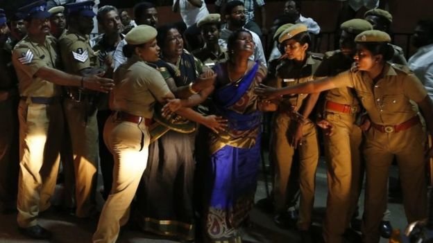 Cảnh sát đã được triển khai thêm tại Chennai và trên toàn bang Tamil Nadu do lo ngại xảy ra bất ổn - Ảnh: AP