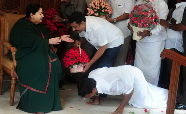 Thành viên đảng AIADMK phủ phục trước bà Jayalalitha lúc bà còn sống - Ảnh: NDTV