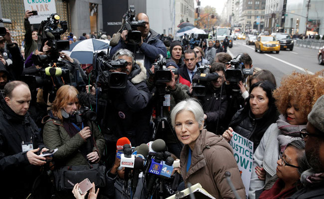Bà Jill Stein tổ chức họp báo ngay bên ngoài tòa nhà Trump Tower tại Manhattan - Ảnh: Reuters