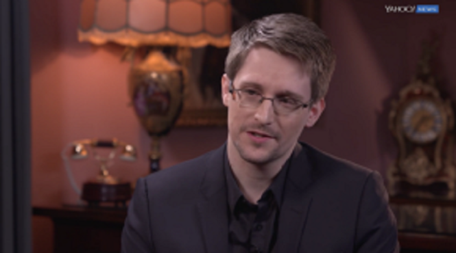 Edward Snowden trong cuộc phỏng vấn với phóng viên Yahoo News tại một khách sạn ở Moscow - Ảnh: Yahoo News