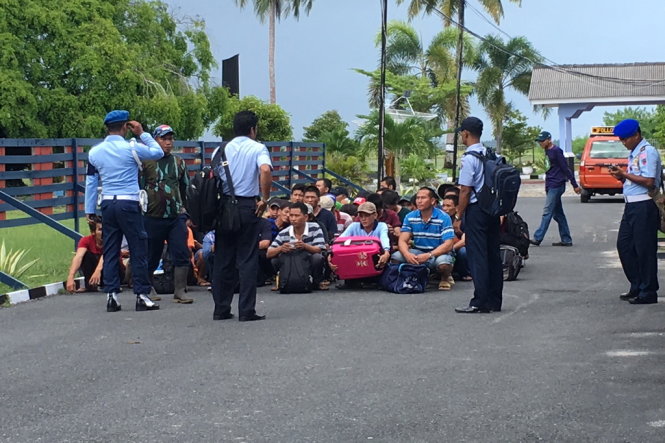Ngư dân VN chờ tại sân bay Ranai (quần đảo Natuna) - Ảnh Lê Nam