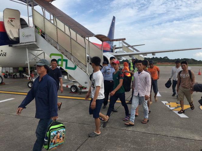 Các ngư dân xuống sân bay tại TP.Batam - Ảnh: Lê Nam