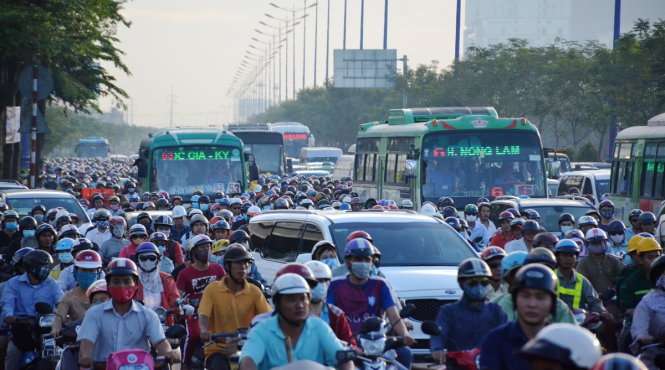 Xe cộ kẹt cứng tại đầu cầu Sài Gòn sau vụ tai nạn - Ảnh: Lê Phan