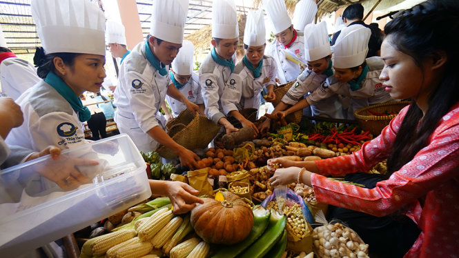 Các đầu bếp chọn rau quả để chuẩn bị nấu các món ăn trong vòng chung kết cuộc thi Chiếc thìa vàng ngày 6-12 - Ảnh: QUANG ĐỊNH