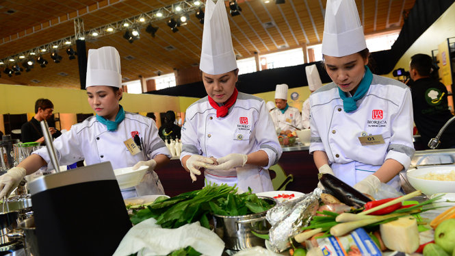 Đội Quán Nhi (Cần Thơ) chế biến các món ăn trong vòng chung kết cuộc thi Chiếc thìa vàng ngày 6-12 - Ảnh: QUANG ĐỊNH