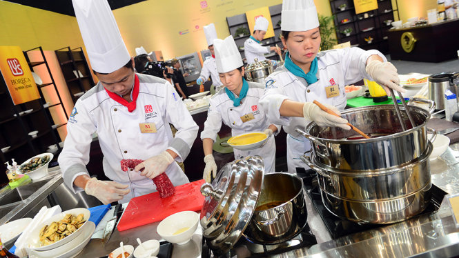 Đội Khách sạn Mường Thanh Lào Cai chế biến các món ăn trong vòng chung kết cuộc thi Chiếc thìa vàng ngày 6-12 - Ảnh: QUANG ĐỊNH