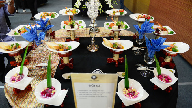 Bàn trang trí các món ăn của đội Nhà hàng tiệc cưới Thắng Lợi 1 An Giang trong vòng chung kết cuộc thi Chiếc thìa vàng ngày 6-12 - Ảnh: QUANG ĐỊNH