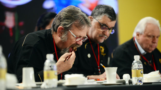 Giám khảo thử các món ăn của các đội trong vòng chung kết cuộc thi Chiếc thìa vàng ngày 6-12 - Ảnh: QUANG ĐỊNH