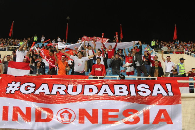 Các CĐV Indonesia có mặt tài Mỹ Đình ủng hộ đội nhà. Ảnh: N.K