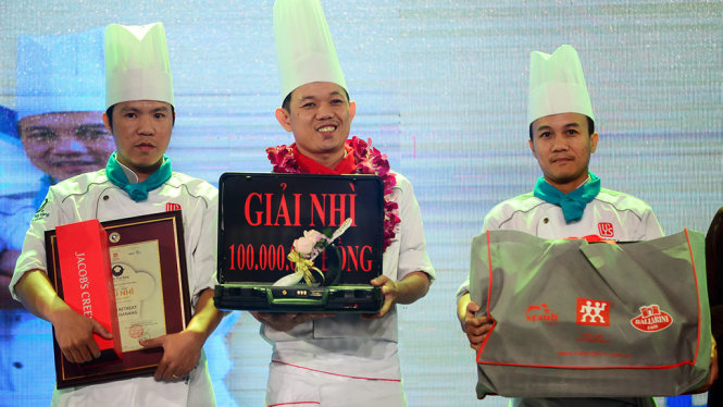Đội Naman Retreat resort Đà Nẵng đoạt giải nhì Món ăn trình bày đẹp cuộc thi Chiếc thìa vàng trong lễ trao giải tối 7-12 - Ảnh: QUANG ĐỊNH