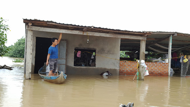 Ngôi nhà của anh Phan Văn Quá ở thôn Nhân Ân (xã Phước Thuận, huyện Tuy Phước, tỉnh Bình Định) bị ngập nặng - Ảnh: DUY THANH