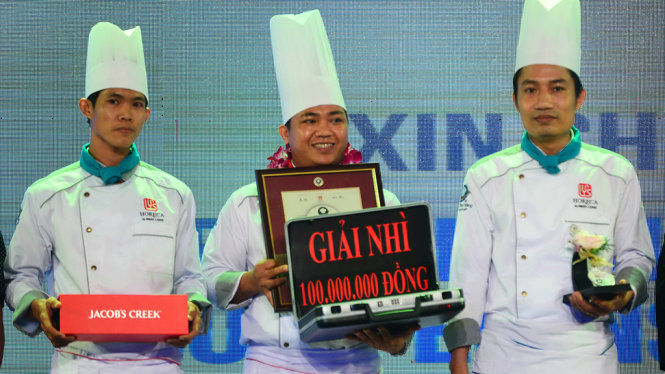 Đội Intercontinental Đà Nẵng đoạt giải nhì Món ăn dinh dưỡng cuộc thi Chiếc thìa vàng trong lễ trao giải tối 7-12 - Ảnh: QUANG ĐỊNH