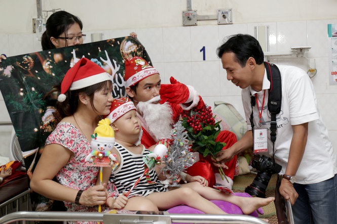 Anh Nguyễn Thanh Hải (bìa phải), chủ nhiệm chương trình, và các tình nguyện viên đến với các bệnh nhi tại Bệnh viện Ung bướu TP.HCM