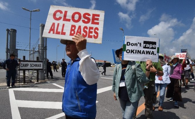 Người dân biểu tình phản đối sự hiện diện của các căn cứ quân sự Mỹ ở đảo Okinawa hôm 17-6 - Ảnh: AFP
