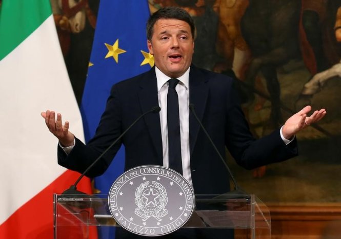 Thủ tướng Ý Matteo Renzi phát biểu trong cuộc họp báo sau cuộc trưng cầu ý dân về cải cách hiến pháp tại cung điện Chigi ở Rome, Ý - Ảnh: Reuters