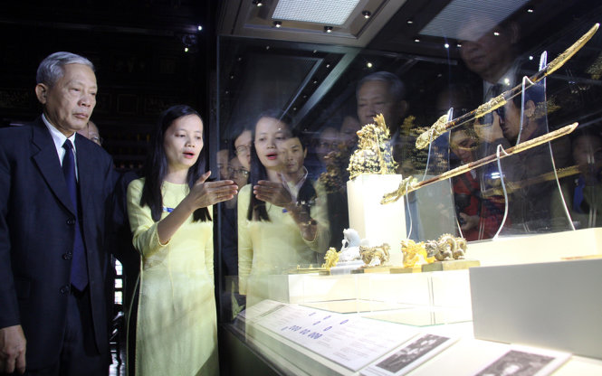 Bảo vật hoàng cung triều Nguyễn được trưng bày sáng 6-12 - Ảnh: NHẬT LINH