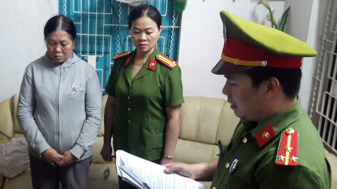 Cơ quan công an tống đạt quyết định khởi tố bị can và bắt tạm giam Nguyễn Thị Phượng - Ảnh: Đ.C