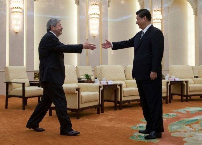 Thống đốc bang Iowa, ông Terry Branstad (trái) bắt tay chủ tịch Trung Quốc Tập Cận Bình trước một cuộc họp tại Đại lễ đường nhân dân Bắc Kinh năm 2015 - Ảnh: AFP