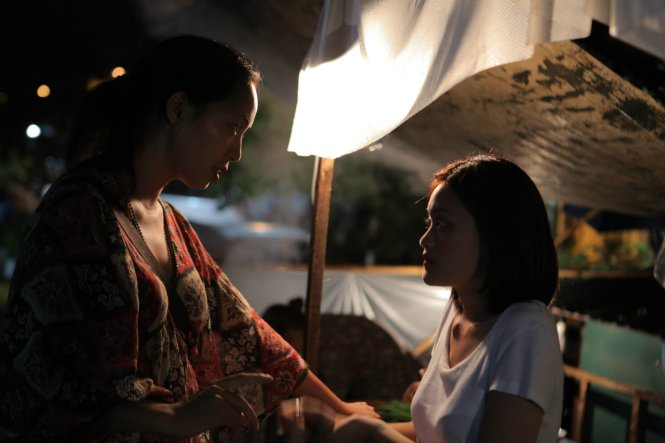 Đạo diễn Nguyễn Hoàng Điệp trò chuyện với Thùy Anh trước một cảnh quay