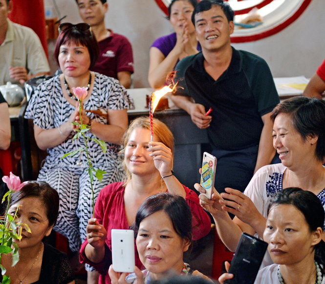 Khách nước ngoài xem biểu diễn hầu đồng tại đền Chầu Lục (Lạng Sơn)
