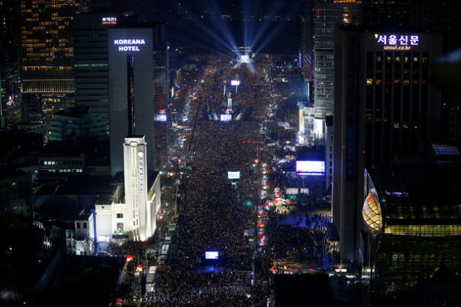 Khoảng 1,7 triệu người đã biểu tình ở trung tâm thủ đô Seoul ngày chủ nhật tuần qua (3-12) đòi bà Park Geun-hye phải từ chức - Ảnh: Reuters