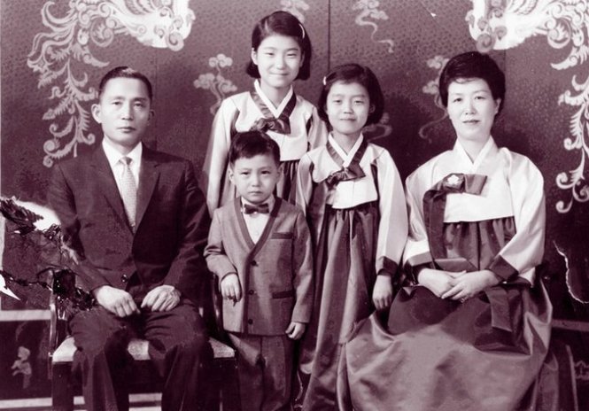 Bà Park Geun-hye (phía sau) trong bức ảnh không đề ngày cùng bố mẹ và hai em - Ảnh: Reuters