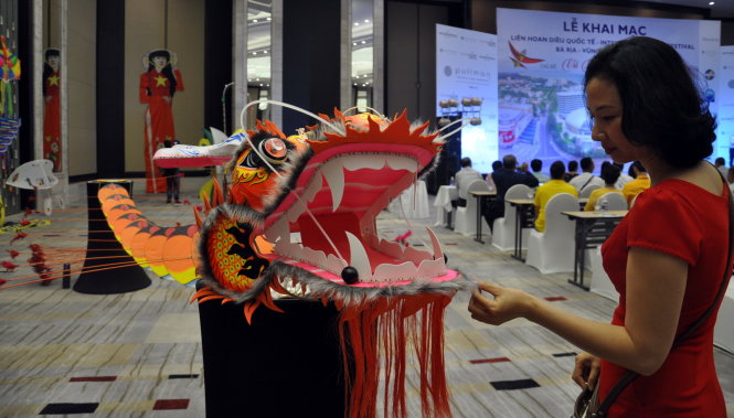 Diều hình con rồng dài hơn 10 mét của các nghệ nhân Việt Nam - Ảnh: Đông Hà
