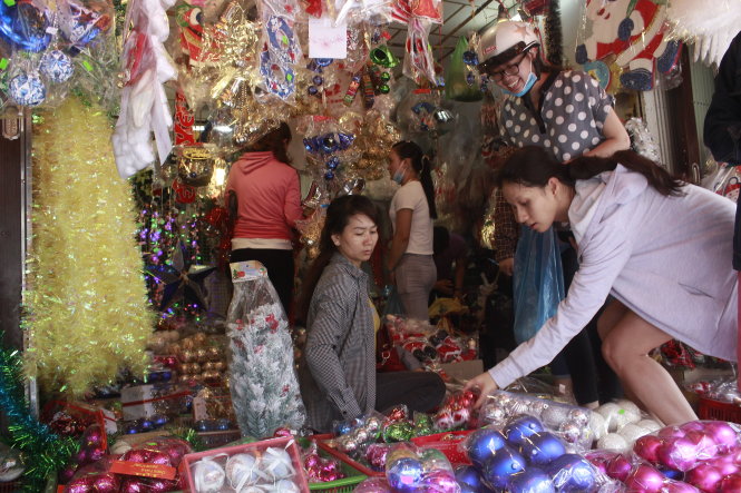 Khách hàng chọn sản phẩm trang trí noel tại một cửa hàng trên đường Hải Thượng Lãn Ông (Q.5). Ảnh: Nguyễn Trí