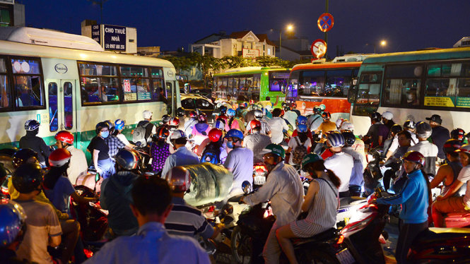 Xe chạy ngang dọc, hỗn loạn tại giao lộ Lê Quang Định - Phạm Văn Đồng (Q.Gò Vấp, TP.HCM) - Ảnh: Lê Phan