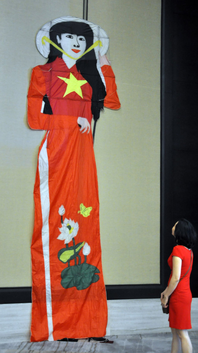 Diều hình cô gái Việt Nam mặc áo dài của nghệ nhân Việt Nam - Ảnh: Đông Hà